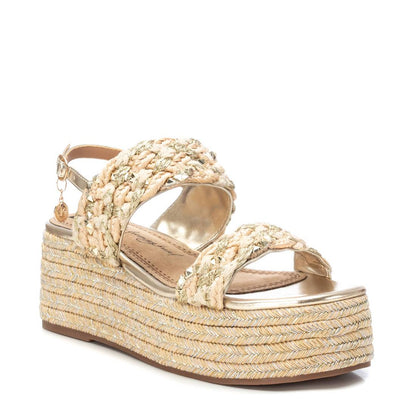 Sandália Casual Com Cunha Mulher Dourada Xti – Leves e confortáveis com acabamento dourado para passeios e eventos formais - 142674