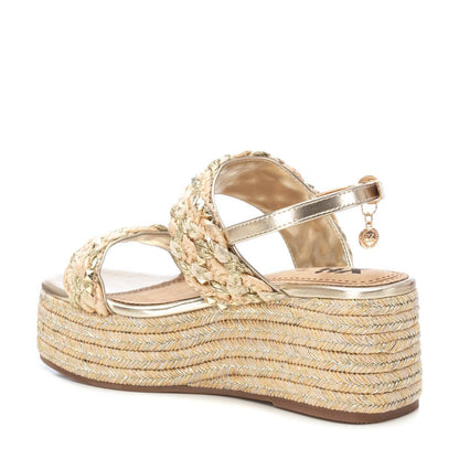 Sandália Casual Com Cunha Mulher Dourada Xti – Leves e confortáveis com acabamento dourado para passeios e eventos formais - 142674