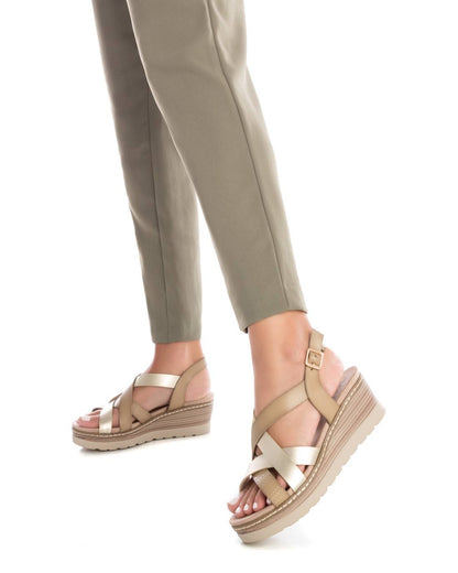 Sandália Casual Vegan Mulher Dourado Xti – Leves e confortáveis para passeios ao ar livre e jantares especiais - 142776d