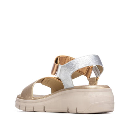 Sandália Casual Vegan Mulher Dourada Xti – Design com tiras cruzadas e fecho em velcro para conforto diário leve - 14539801