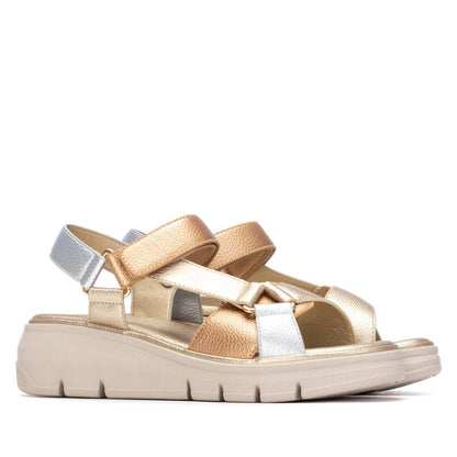 Sandália Casual Vegan Mulher Dourada Xti – Design com tiras cruzadas e fecho em velcro para conforto diário leve - 14539801